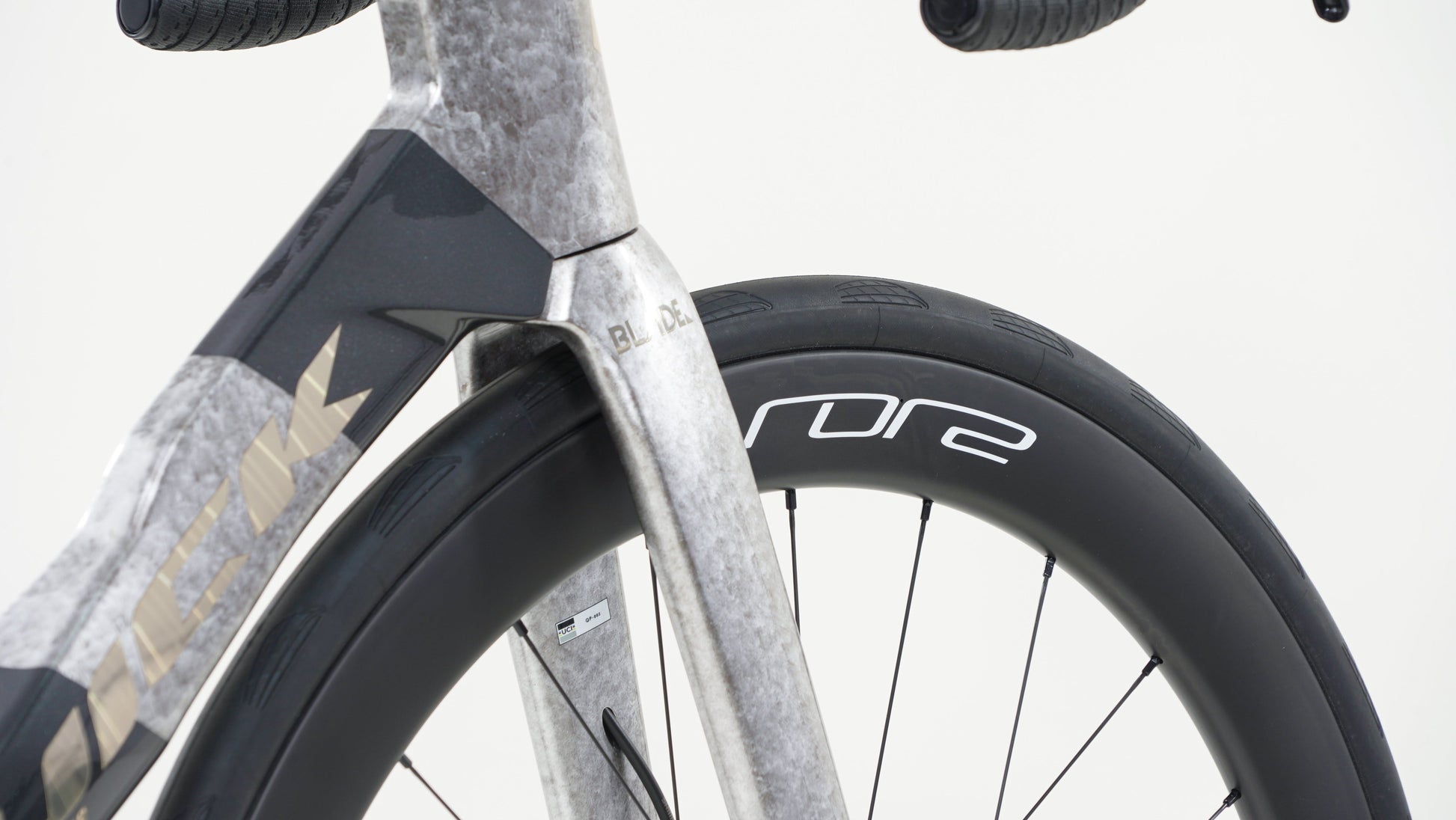 BLADE GEN 2 — down tube and fork crown detail