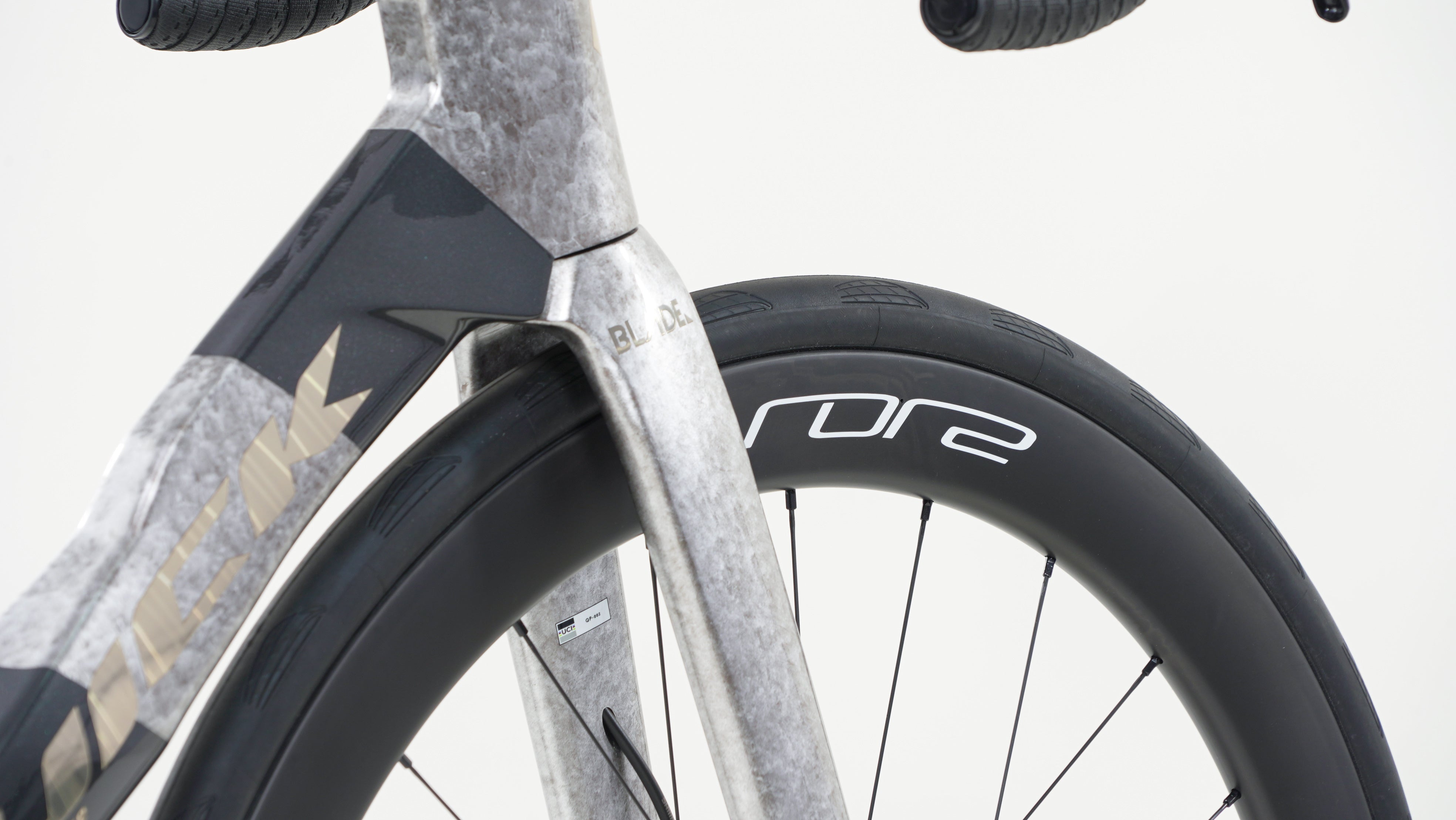 BLADE GEN 2 — down tube and fork crown detail