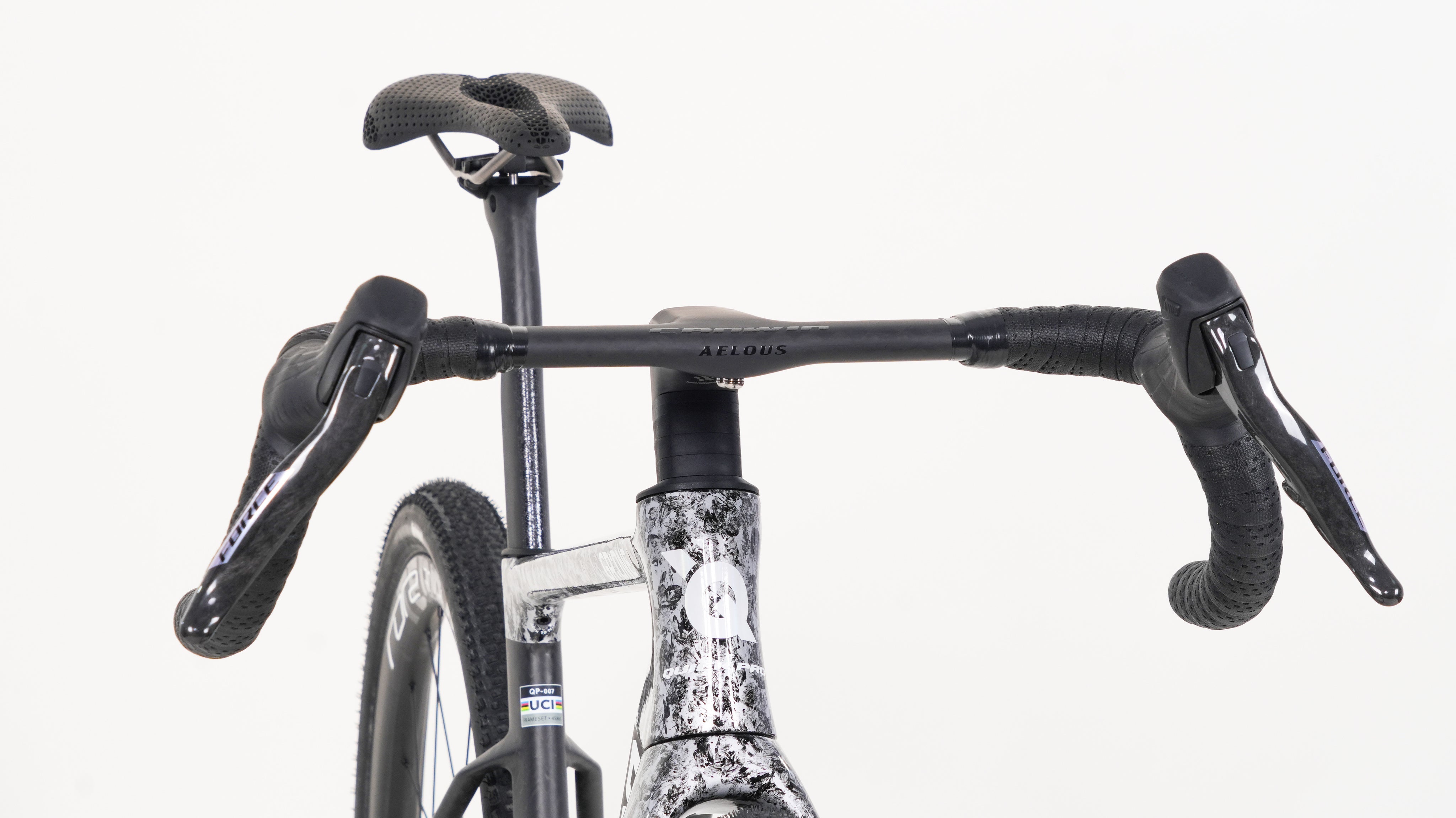 GR:ONE — cockpit and head tube